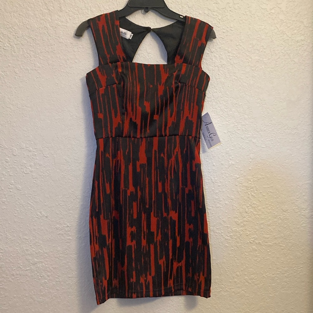 Amberglo designs red/black printed dress w/ back opening. Sz XS.   NWT